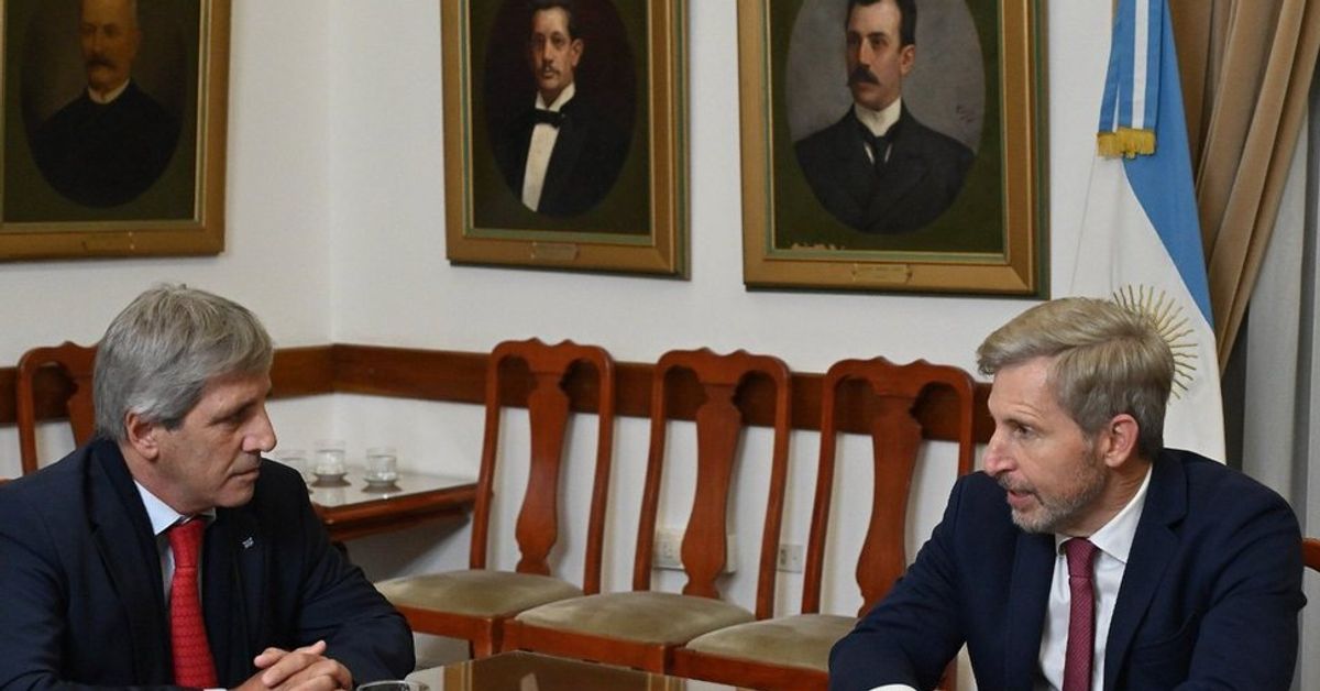 Caputo y Frigerio firmaron un acuerdo para compensar deudas y transferir inmuebles del ex Procrear a Entre Ríos