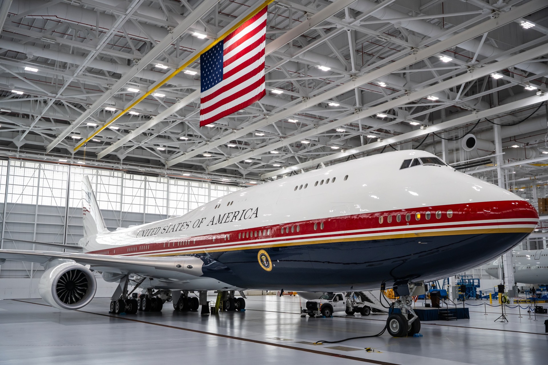 Donald Trump presentó el nuevo Air Force One, un avión de U$S 400 millones obsequiado por Qatar
