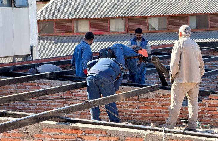Continúan los trabajos en la Escuela Normal para solucionar problemas en los techos y mejorar el edificio