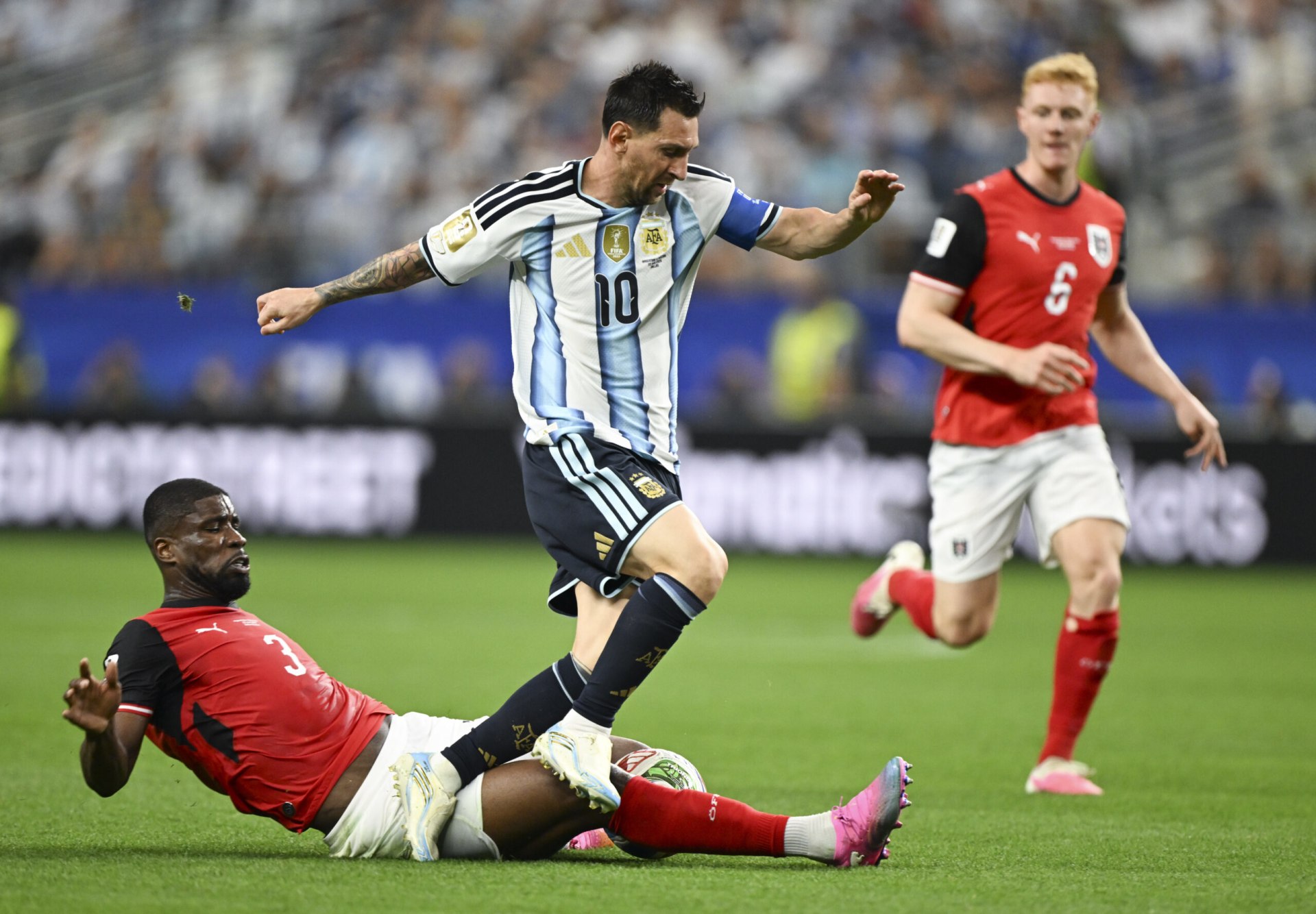 Con un doblete histórico de Messi, Argentina venció a Austria y se metió en los 16avos de final