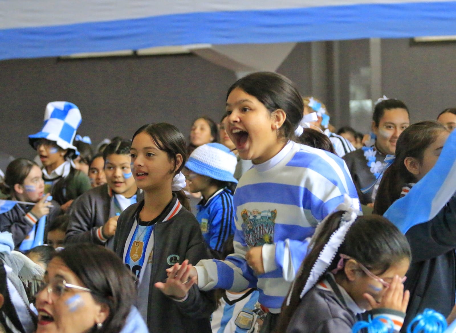 Entre banderas, picadas y emoción: así vivieron los alumnos del colegio La Merced el triunfo de Argentina