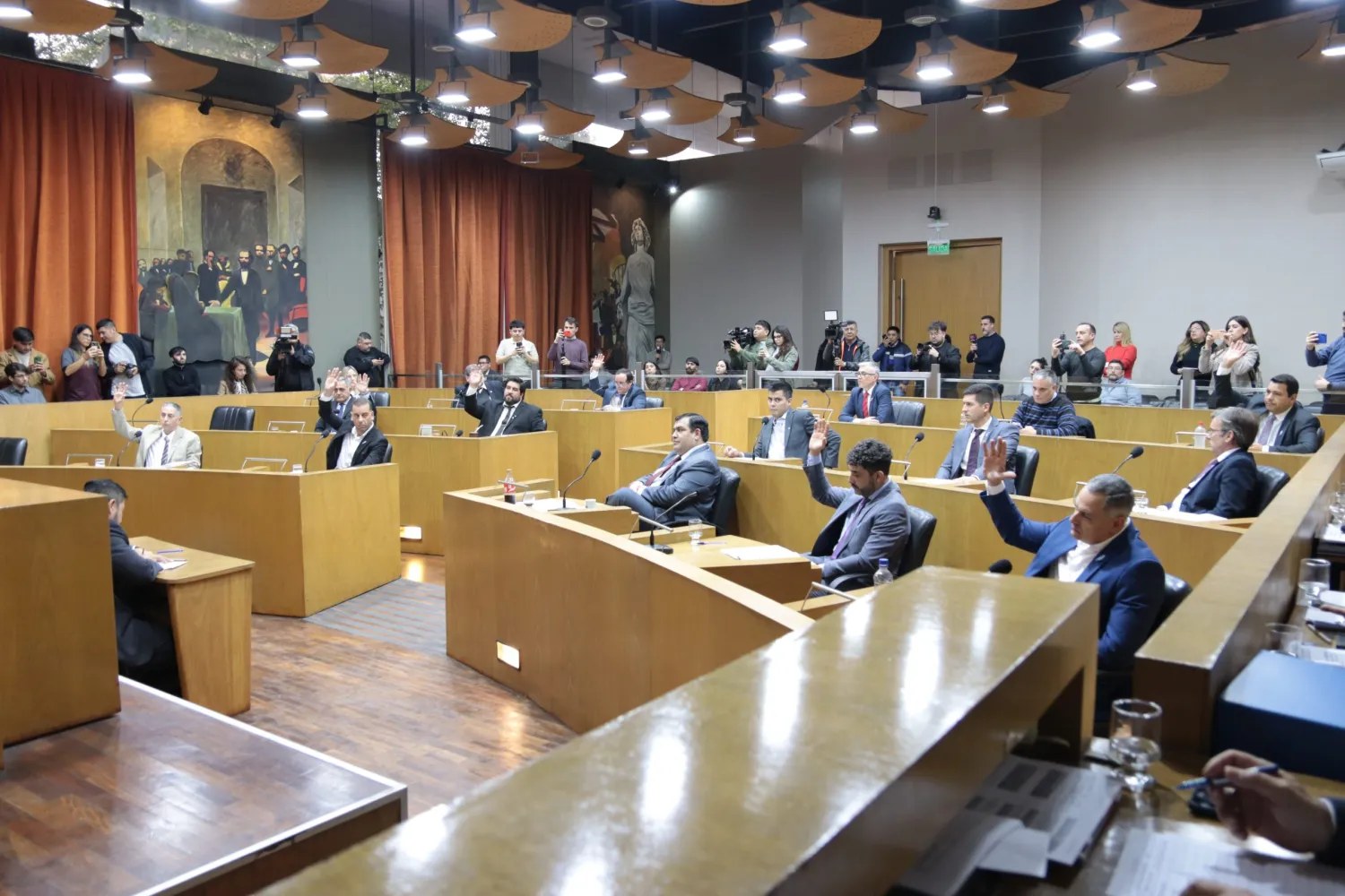 Con apoyo de aliados, el oficialismo logró aprobar un aumento del 33% en la tarifa de taxis
