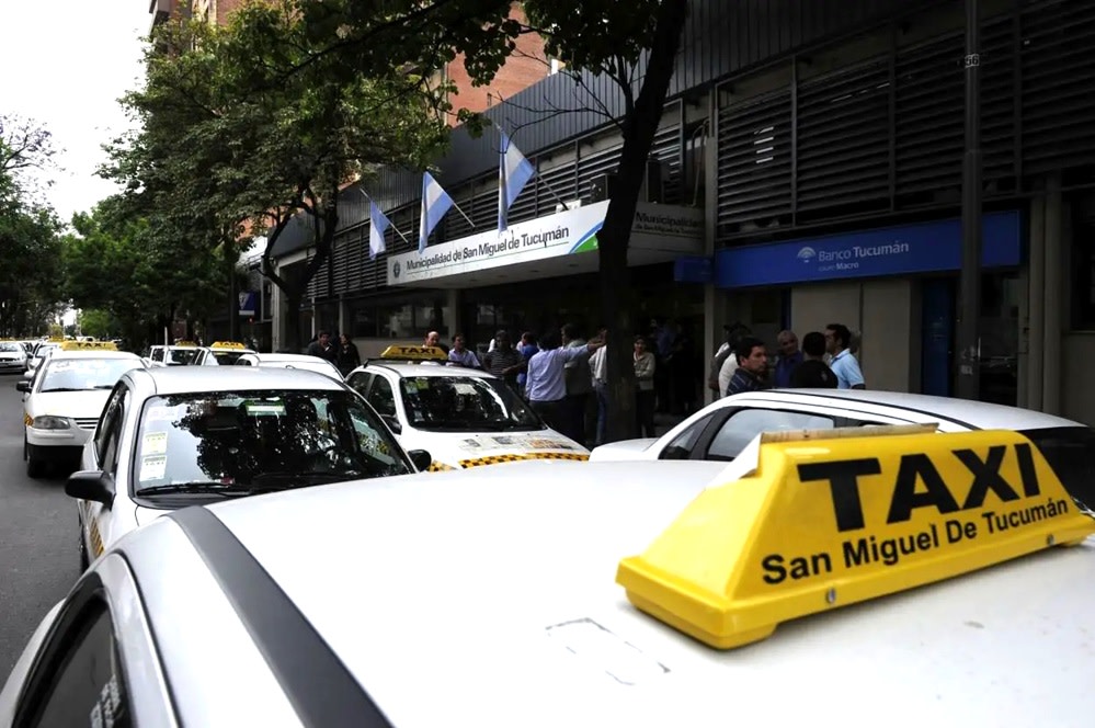 Taxistas redoblan la presión sobre la Municipalidad y exigen más controles a los autos de aplicación