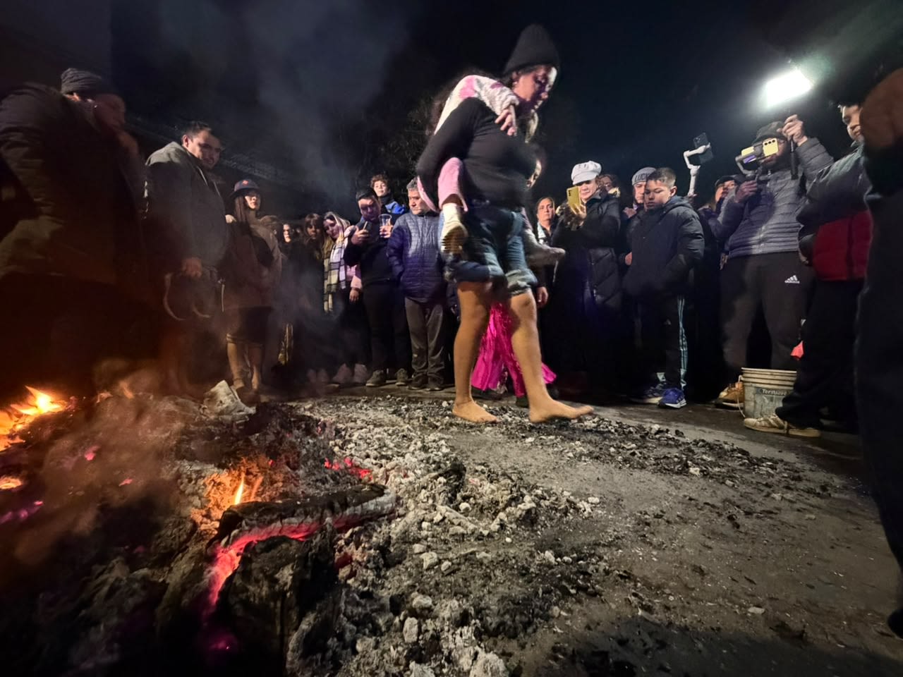 Cientos de tucumanos renovaron sus promesas en la Noche de San Juan entre la quema del muñeco y el paso sobre las brasas