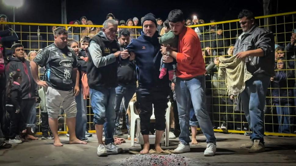 El intendente de Concepción y un emotivo paso por las brasas en honor a San Juan