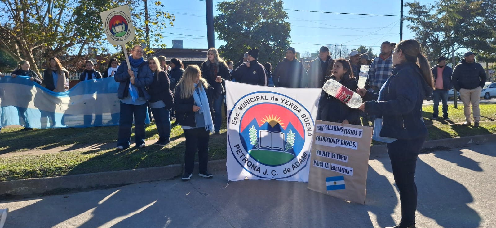 Docentes de la Escuela Municipal de Yerba Buena iniciaron un paro por tiempo indeterminado 