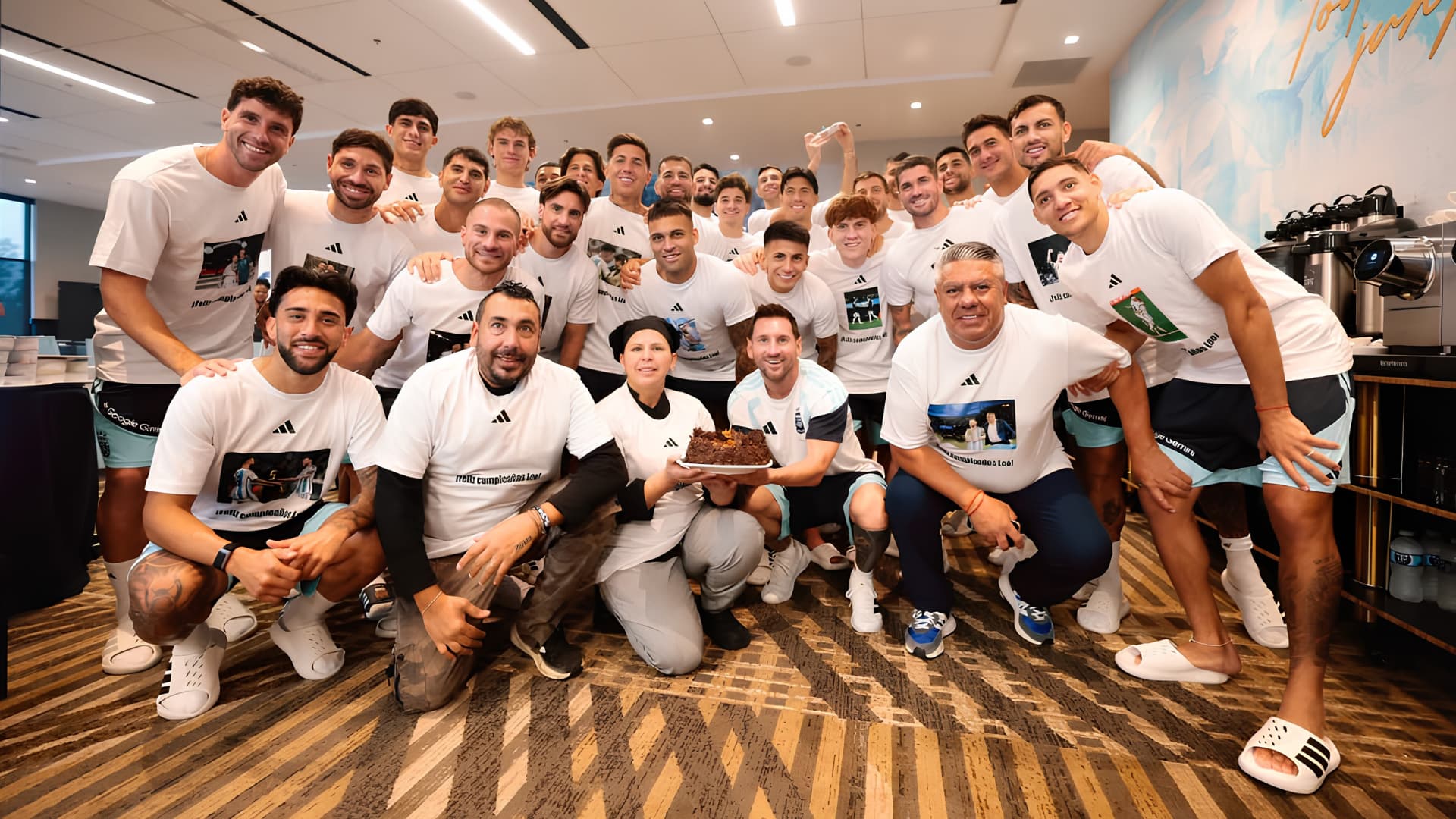 Messi cumplió 39 años en plena concentración y sus compañeros lo sorprendieron con un regalo único
