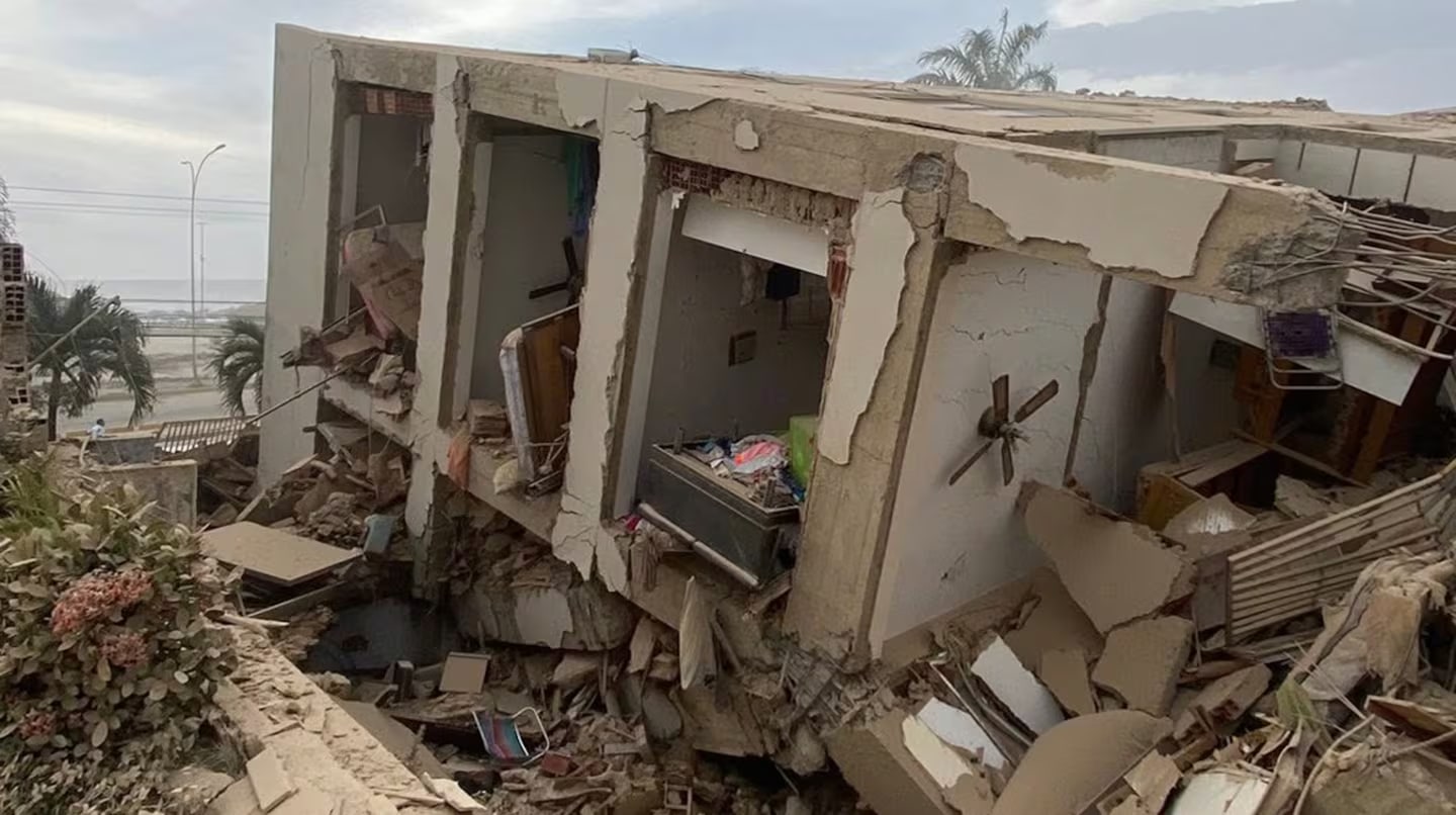 Terremoto de gran magnitud en Venezuela: los equipos de rescate buscan sobrevivientes entre los escombros