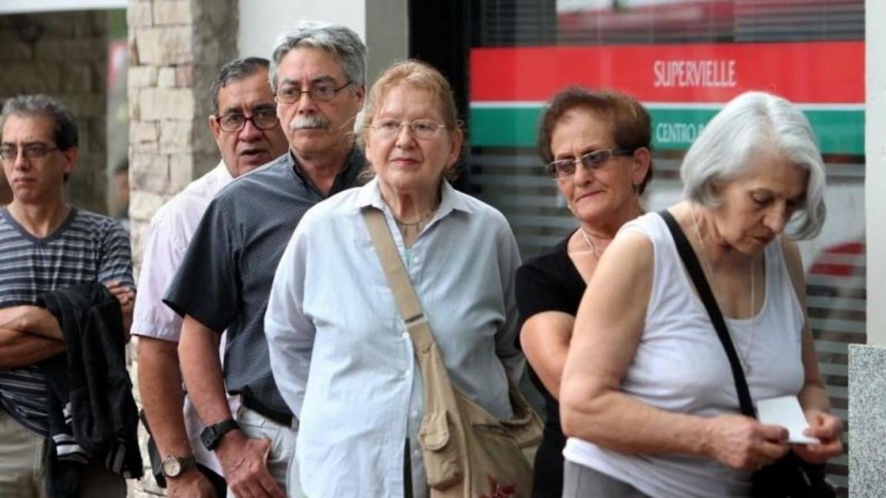 El Gobierno oficializó el bono de $70.000 para jubilados y pensionados que se pagará en julio