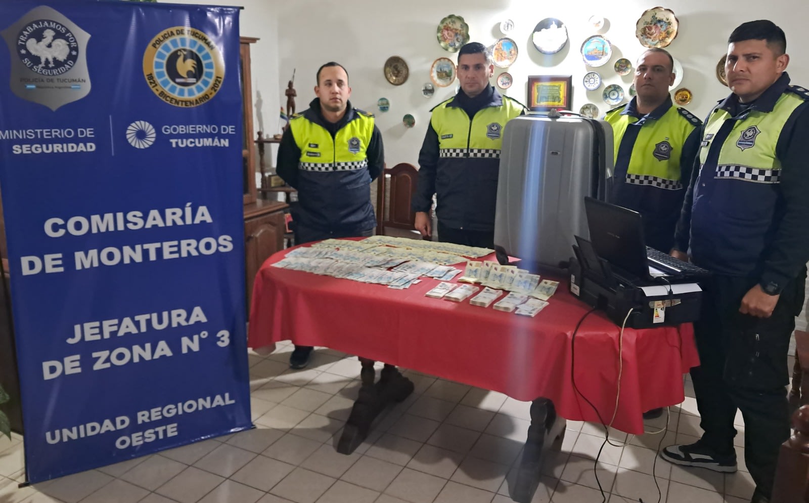 Tras un millonario robo, los ladrones avisaron que devolvieron parte del botín en una valija abandonada en un kiosco