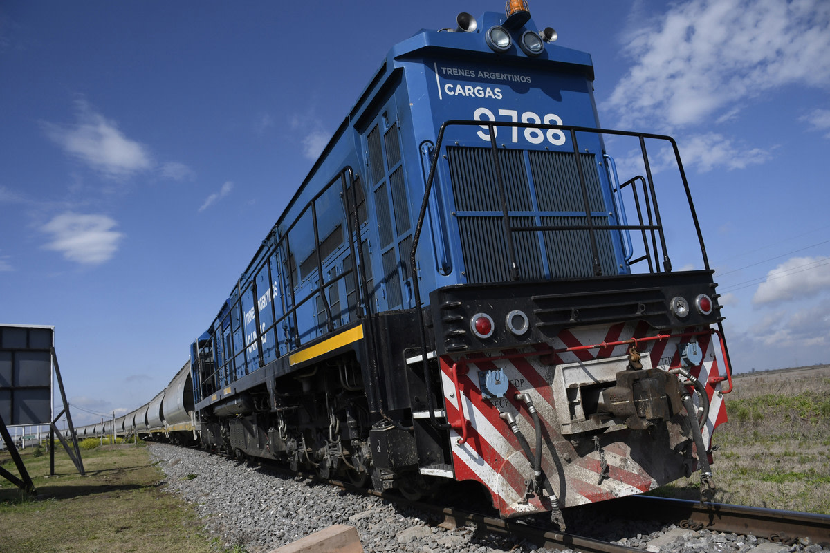 La inminente firma de Caputo para activar la licitación del Belgrano Cargas buscará potenciar la salida de la producción de azúcar y limón de Tucumán
