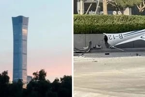 Una avioneta deportiva colisionó contra el rascacielos más elevado de la capital de China