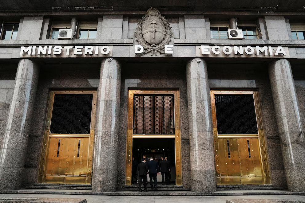 El Gobierno consiguió más de U$S 250 millones para un pago de deuda clave e inyectó pesos al mercado