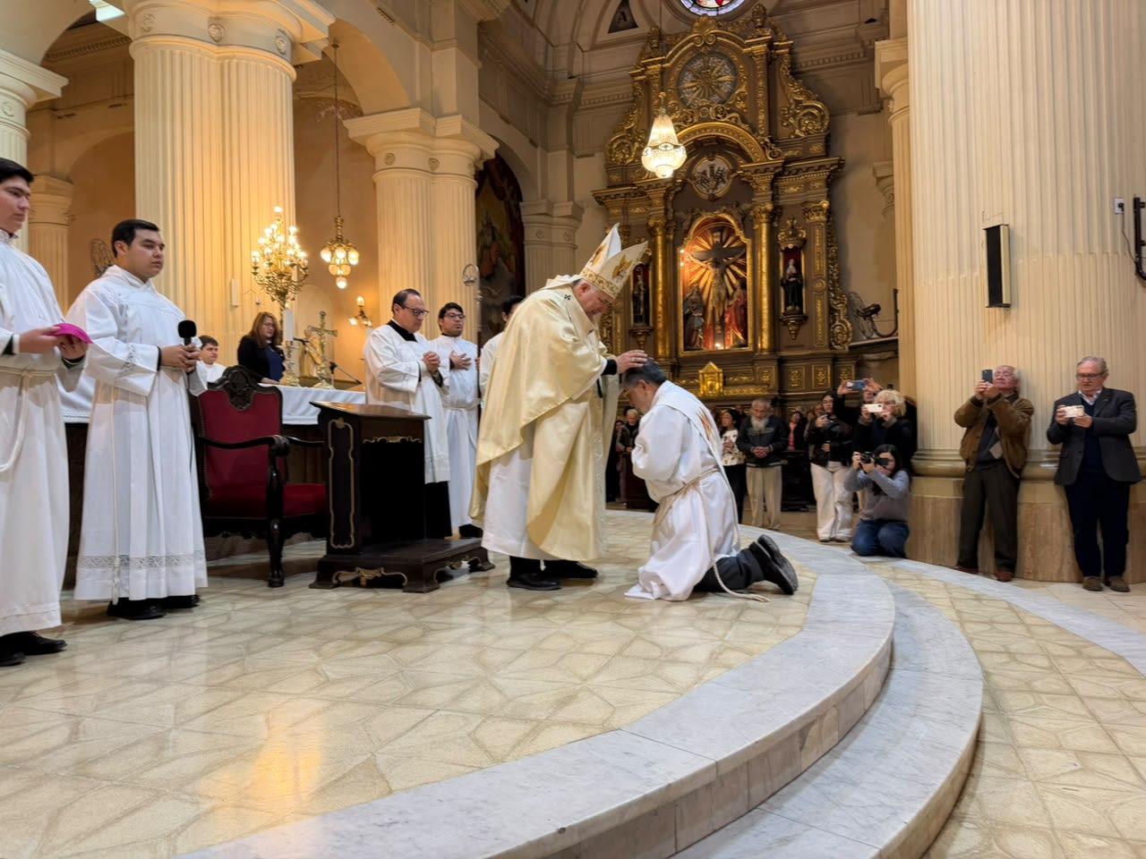 Con sus hijos y nietos, Pedro Gramajo recibió la ordenación sacerdotal en una Catedral colmada de fieles