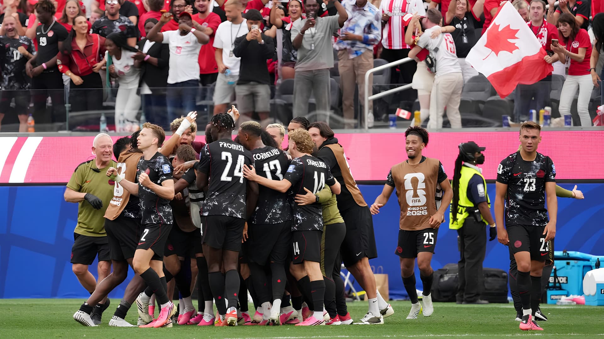 Canadá venció 1-0 a Sudáfrica con gol agónico y es el primer clasificado a octavos de final