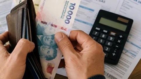 El Gobierno de la Nación oficializó aumentos del 6,5% en tres tramos y un bono de $50.000