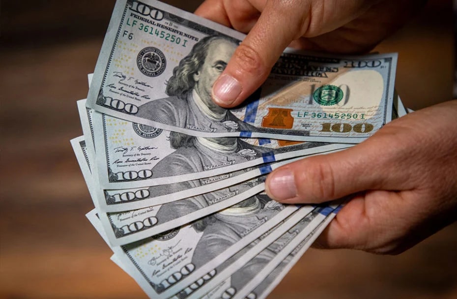 El dólar oficial subió 5% en junio, superó ampliamente a la inflación y dejó pérdidas para el carry trade