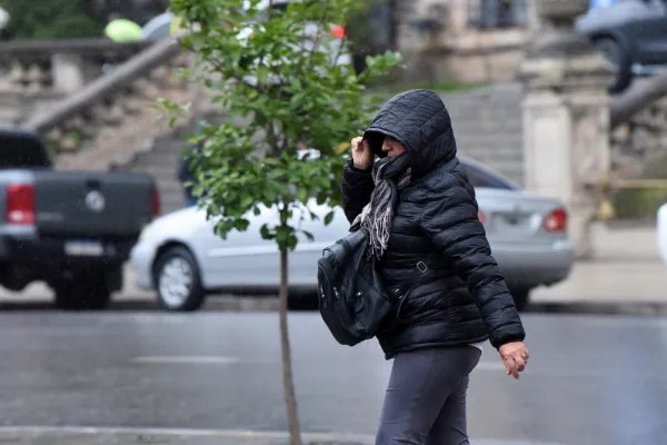 Anuncian una jornada fría con ráfagas intensas y probabilidad de lluvias en la provincia