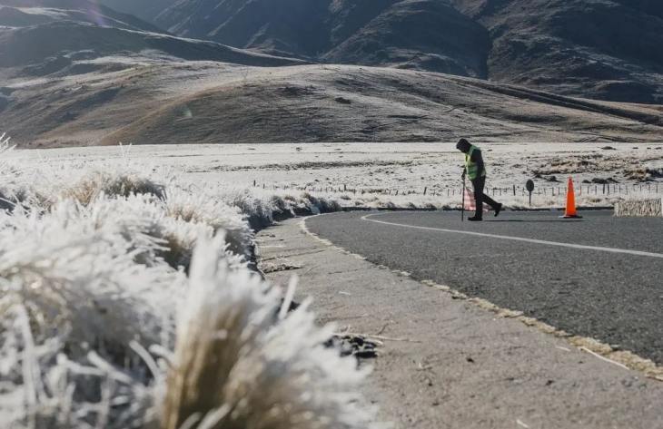 Extienden el corte total en la ruta a Tafí del Valle hasta el mediodía por hielo en la calzada