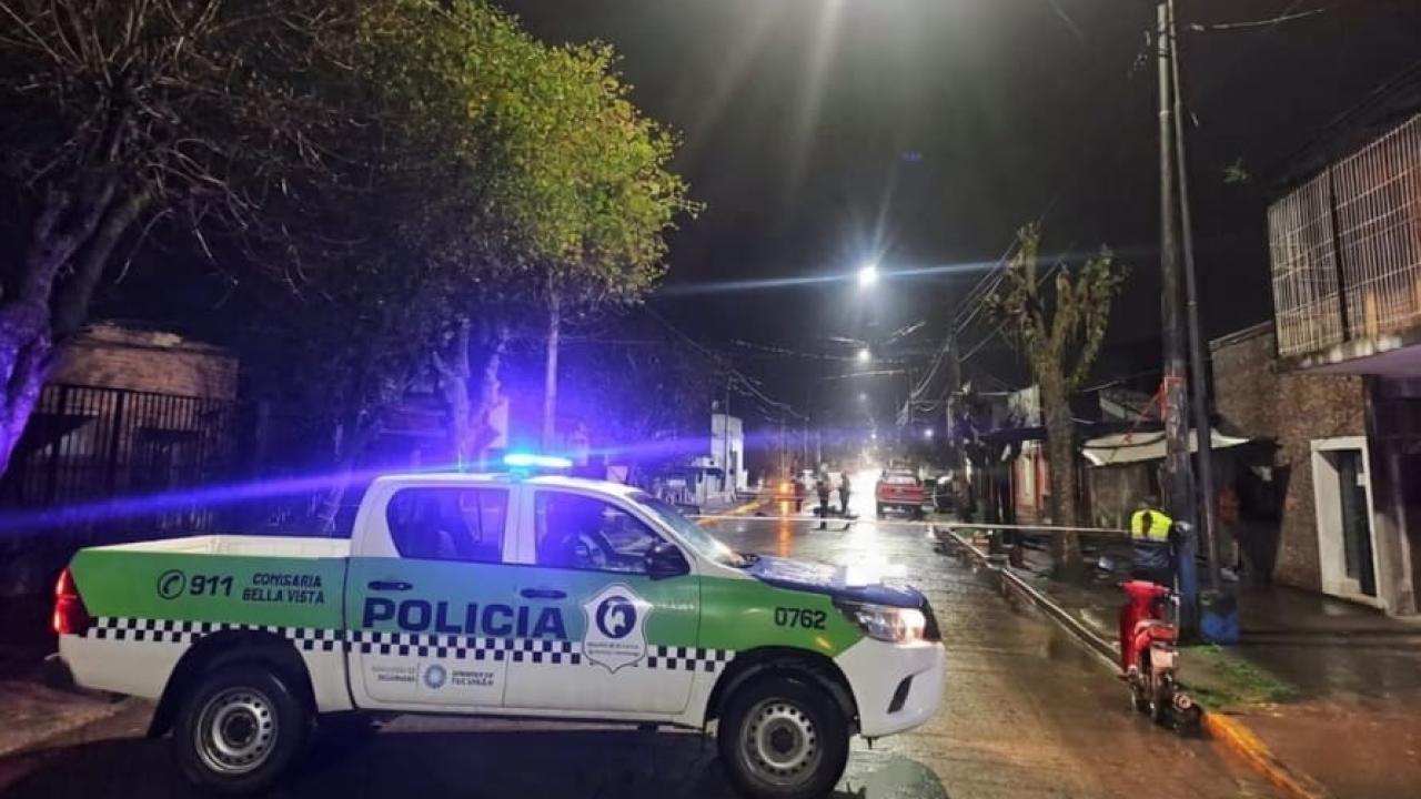 Un joven de 19 años murió tras chocar contra una camioneta y dos mujeres terminaron hospitalizadas