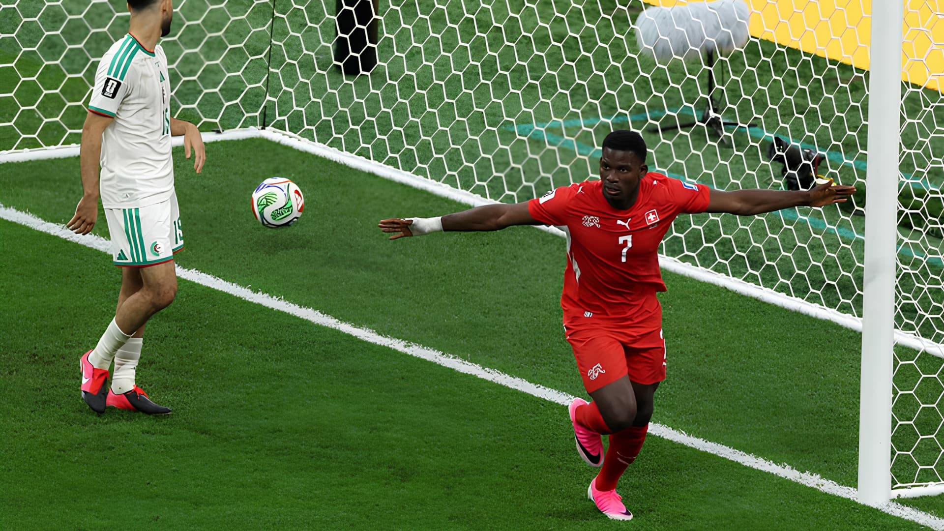 Sin lujos pero con puntería, Suiza tumbó a Argelia y viaja a octavos de final