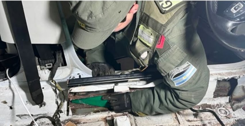 El perro "Yan" marcó el vehículo y descubrieron un cargamento de cocaína oculto