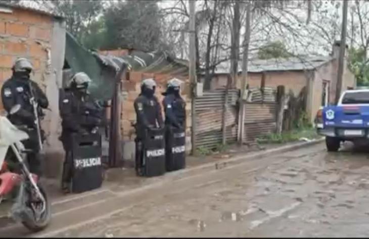 Efectúan múltiples allanamientos en El Manantial por un robo y desbaratan un kiosco de drogas