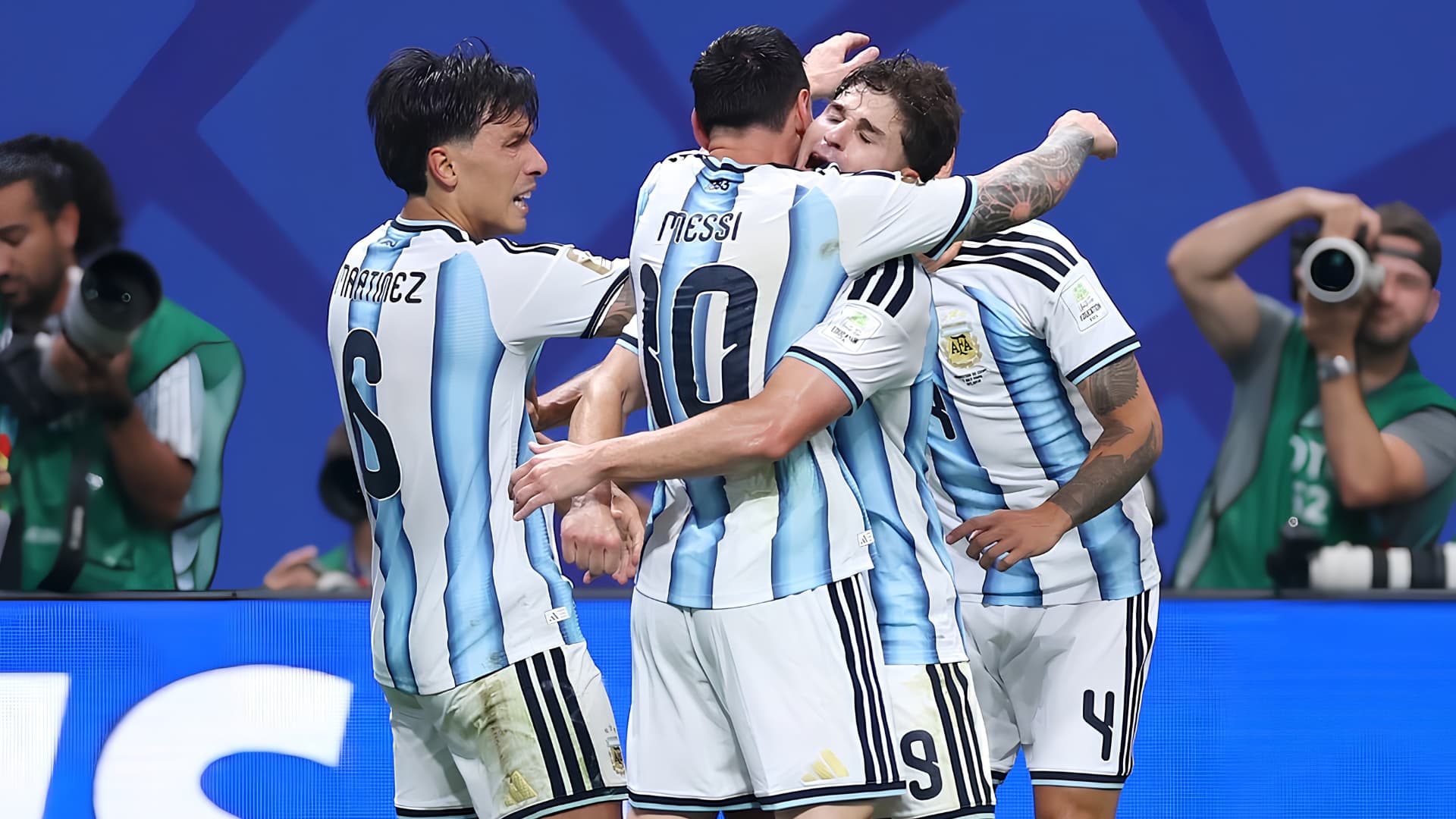 Argentina resucitó de entre las cenizas y le arrebató el pase a Egipto en el último suspiro