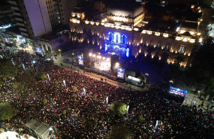 El Chaqueño Palavecino, Sergio Galleguillo y La Beriso cantan en la Plaza Independencia