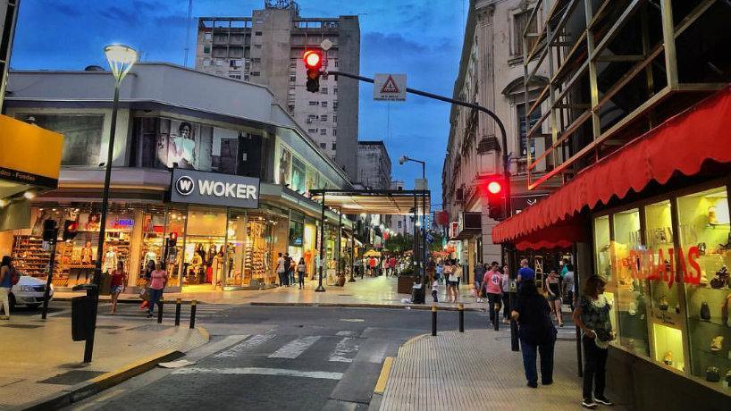 Definieron los horarios de atención para los comercios de la capital durante el próximo fin de semana largo