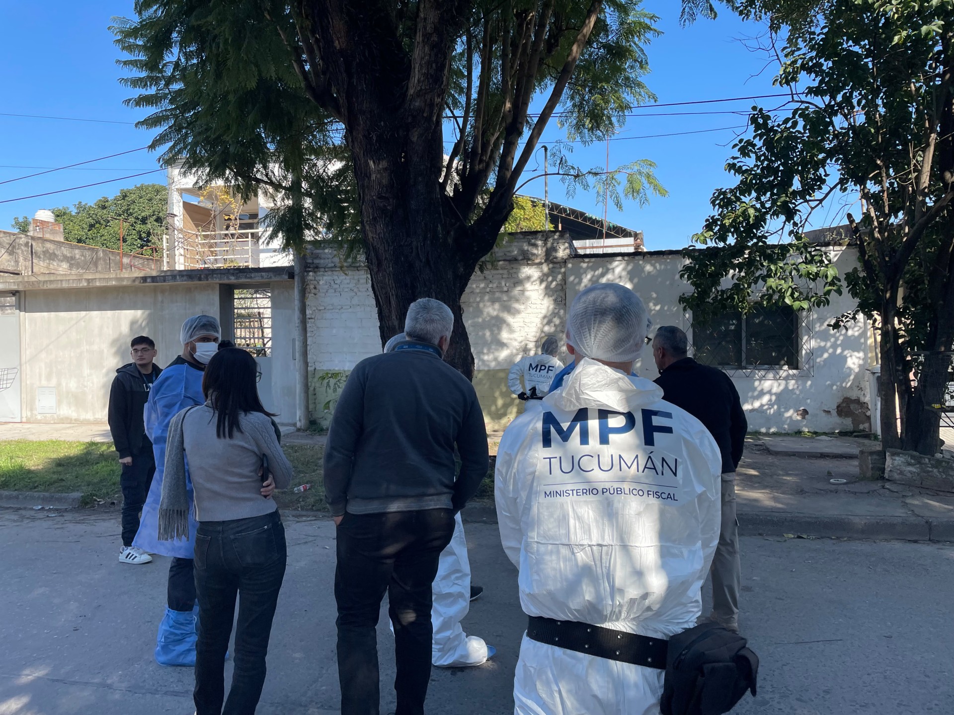 Hallaron muerta a una mujer en barrio El Bosque e investigan si el hecho está vinculado con el intento de suicidio de su hermano