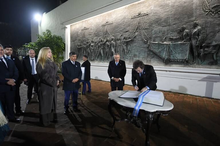 En clave electoral y con un guiño a los gobernadores, Milei habló de una "segunda independencia" y de "renovar los votos" 