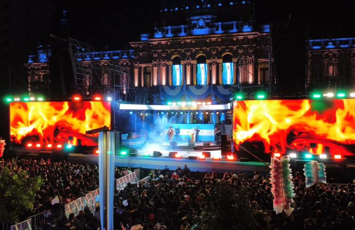 Récord de asistencia: más de 60.000 personas colmaron la Plaza Independencia en la previa del 9 de Julio
