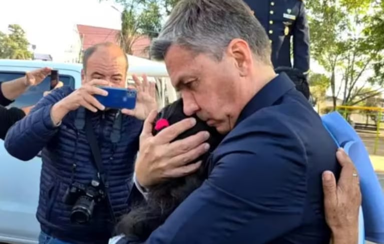 el-gobernador-leandro-zdero-se-bajo-del-vehiculo-donde-se-trasladaba-para-abrazar-a-la-madre-de-axel-gonzalez-foto-facebook-barranqueras-online-IJNQFUVGXVBABMVQCXNM6JC5LI.avif el-gobernador-leandro-zdero-se-bajo-del-vehiculo-donde-se-trasladaba-para-abrazar-a-la-madre-de-axel-gonzalez-foto-facebook-barranqueras-online-IJNQFUVGXVBABMVQCXNM6JC5LI.avif