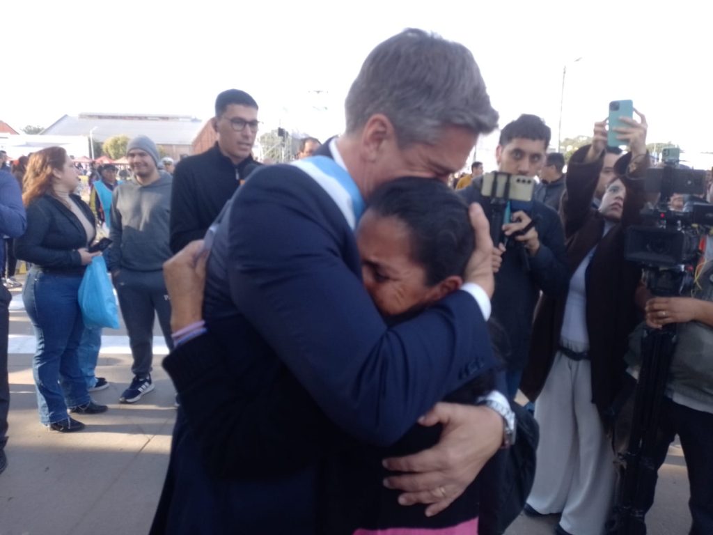 La madre de Axel González irrumpió en el acto oficial de Chaco para suplicar al gobernador por la búsqueda