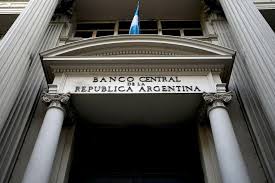 El Banco Central advirtió que la incertidumbre internacional puede generar volatilidad en el dólar, aunque prevé estabilidad financiera