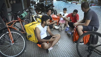 TRABAJADORESS DELIVERY.avif TRABAJADORESS DELIVERY.avif