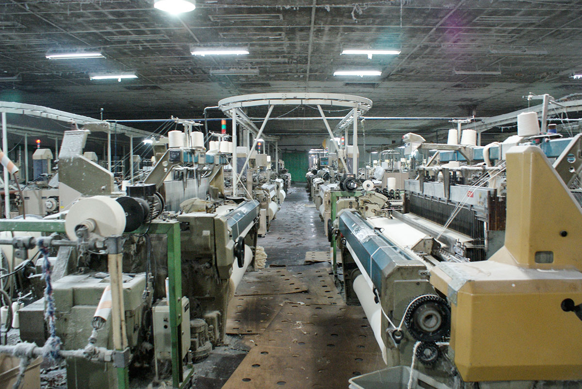 Con solo el 36,6% de su capacidad en funcionamiento, la industria textil baja precios para sostener las ventas