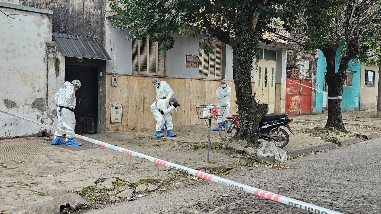 Investigan la muerte de un joven que chocó contra un árbol y descubrieron que tenía un disparo en la espalda