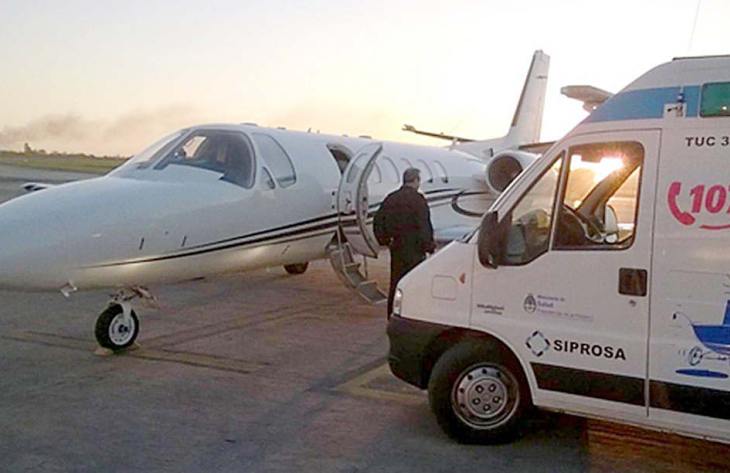 Un traslado sanitario aéreo permitió el regreso de un jubilado para continuar su atención médica