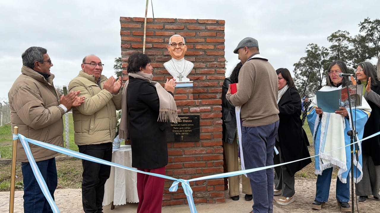 Romera Pozo inmortalizó a monseñor Melitón Chávez con un busto y quiere que la avenida principal lleve su nombre