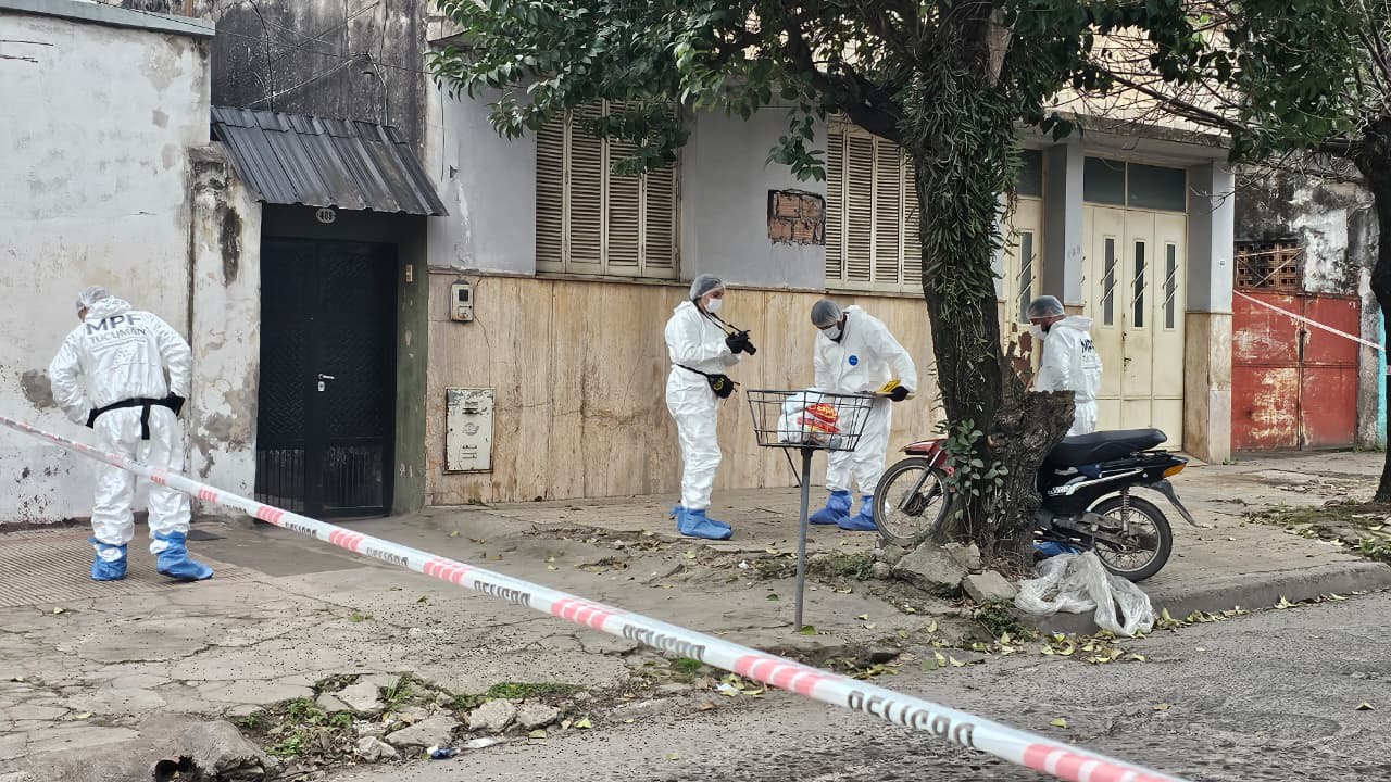 Investigan la muerte de un motociclista que llegó baleado al hospital tras chocar contra un árbol 