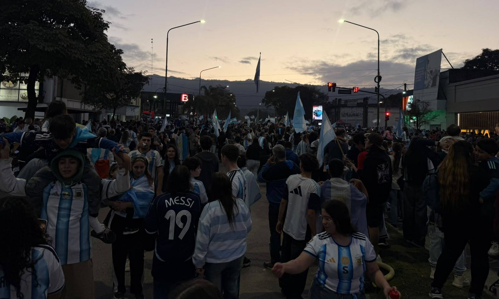 Con cargadas a Inglaterra y euforia pura, el mástil de Yerba Buena festejó la clasificación argentina a la final