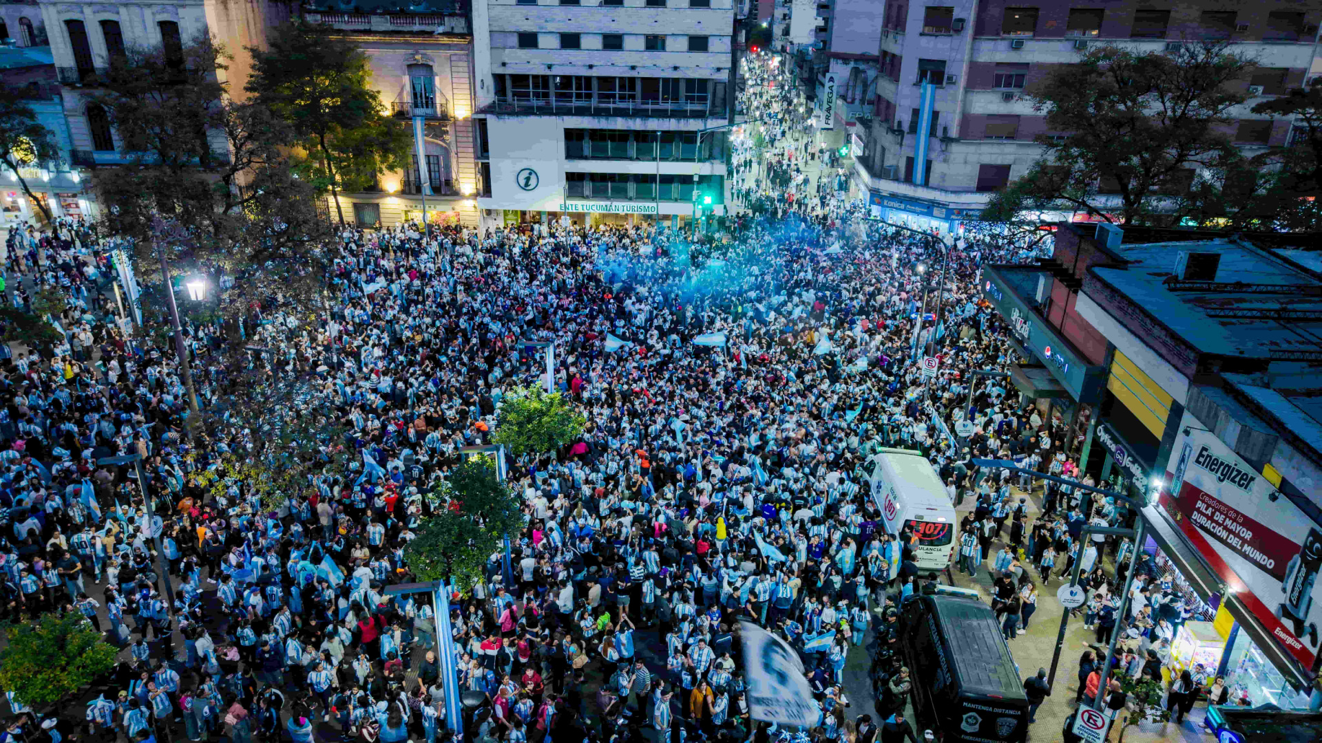 Con tonada tucumana y sin acento inglés: así se vivió la fiesta en la Plaza Independencia