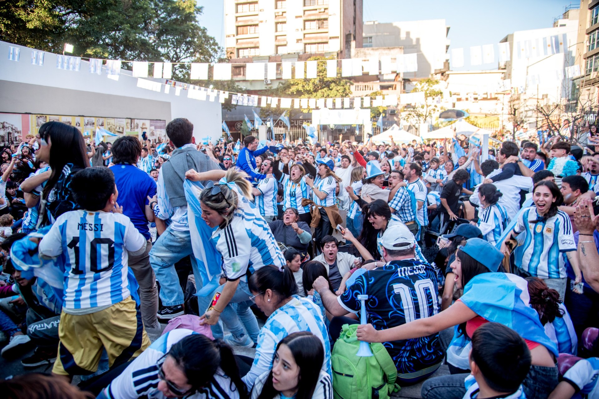 Del sufrimiento a la euforia: la Plaza Temática explotó con el  triunfo ante Inglaterra y el pase de Argentina a la final