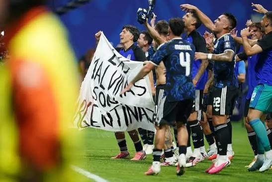 El gesto de la Scaloneta tras eliminar a Inglaterra: los jugadores celebraron con una bandera que decía "Las Malvinas son argentinas"