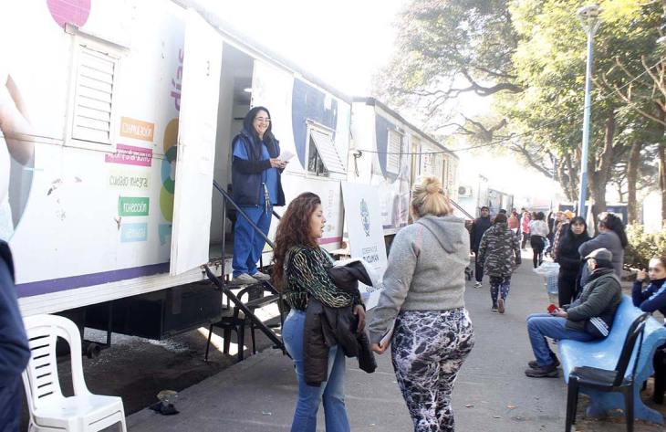 El Hospital Móvil se instaló en la plaza Lola Mora para brindar prestaciones médicas gratuitas