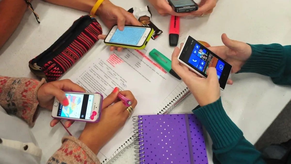 Casi 6 de cada 10 niños tucumanos de primaria tienen celular propio: el desafío que enfrenta la escuela