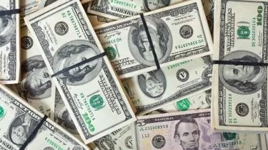El dólar oficial subió por segunda rueda consecutiva y el techo de la banda cambiaria aumentará en agosto