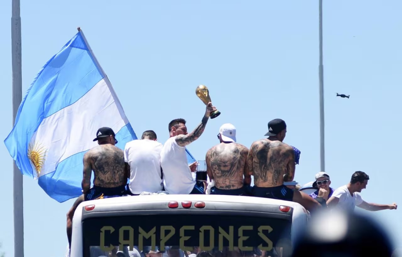 Preparan la logística para recibir a la "Scaloneta": escenario, pantallas y el público en la Avenida del Libertador